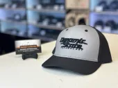Dynamic State Бейсболка CAP DST model 9 серо-чёрная, поло, с серым передом и вышитым чёрным логотипом Dynamic State и DST.