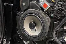Kia K5. Замена тыловой акустики
