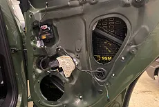 Шумоизоляция и улучшение акустических характеристик дверей Audi Q5: эффективное решение для идеального звука