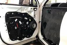 Kia sorento.Замена фронтальной акустики+сабвуфер