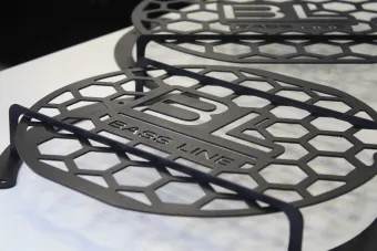 Купить Сетка под сабвуфер 3D 25см(10") (металл сота) с логотипом BASS LINE - купить, 1 400 руб.