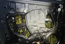 Почему в Geely Okavango плохо играет музыка и как улучшить звук: динамики 16,5 см и шумоизоляция дверей