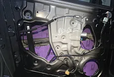 Почему в Geely Okavango плохо играет музыка и как улучшить звук: динамики 16,5 см и шумоизоляция дверей