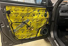 Geely atlas: По штатным местам, без сабвуфера, много баса.