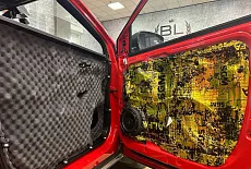 Geely coolray: Аудиосистема по штатным местам.