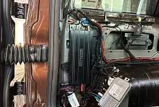 Модернизация аудиосистемы в Mercedes G500: многожанровая аудиосистема, яркая и с басом!