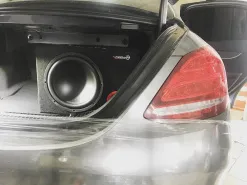 Mercedes w205.  Установка сабвуфера