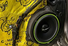 Geely atlas: По штатным местам, без сабвуфера, много баса.