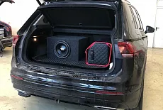 VW Tiguan установка сабвуфера